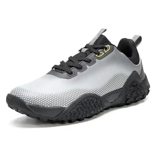 TEOHRW wide fit spikeless golf shoe in grey and black, highlighting the broad toe box.